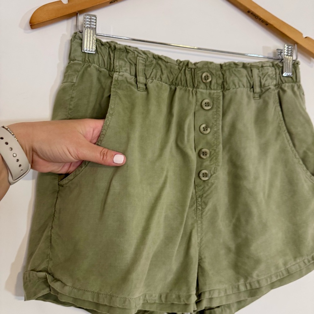 Bella Dahl Pull On Button Front Paperbag Olive Green Relaxed Fit Shorts Size XS - Picture 4 of 8